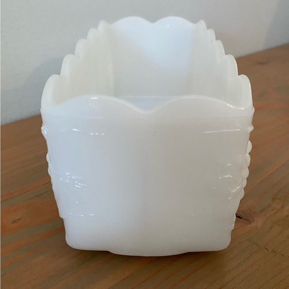 Anchor Hocking ‘Fire-King Ware’ milk glass planter - Picture 2 of 5